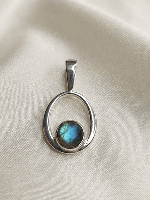 Open Oval Labradorite Gemstone Pendant 925 Sterling Silver Open Oval Labradorite Gemstone Pendant with Genuine Natural Labradorite